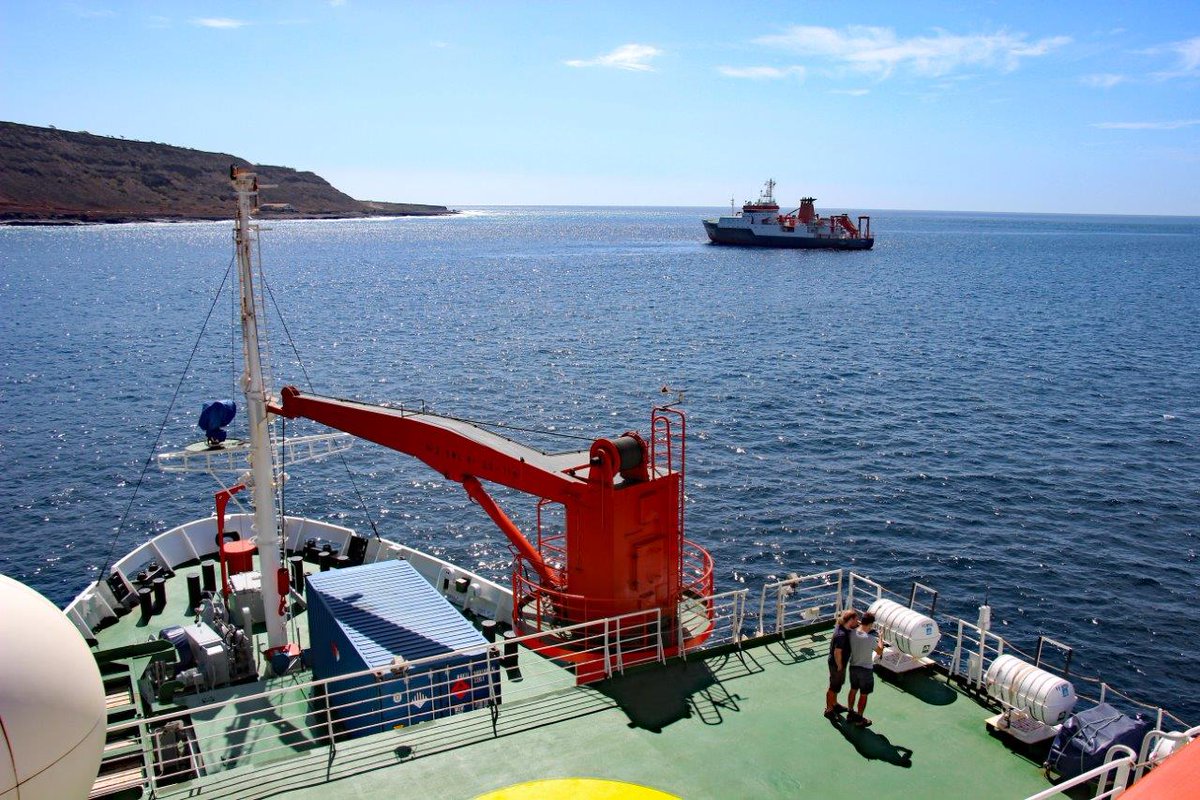 GEOMAR_de's tweet photo. Die #MOSESeddyhunt endet heute im Hafen von Mindelo (#CapeVerde) ein. Auf dem Weg dorthin hat #FS_METEOR die #FS_MARIA_ S_ MERIAN getroffen. Sie ist auf dem Weg in den Zentralatlantik, wo ein Team unter GEOMAR-Leitung bis Mitte Januar Meeresboden vermisst. https://t.co/YdkxO2iULU https://t.co/hnaKYxzKYT