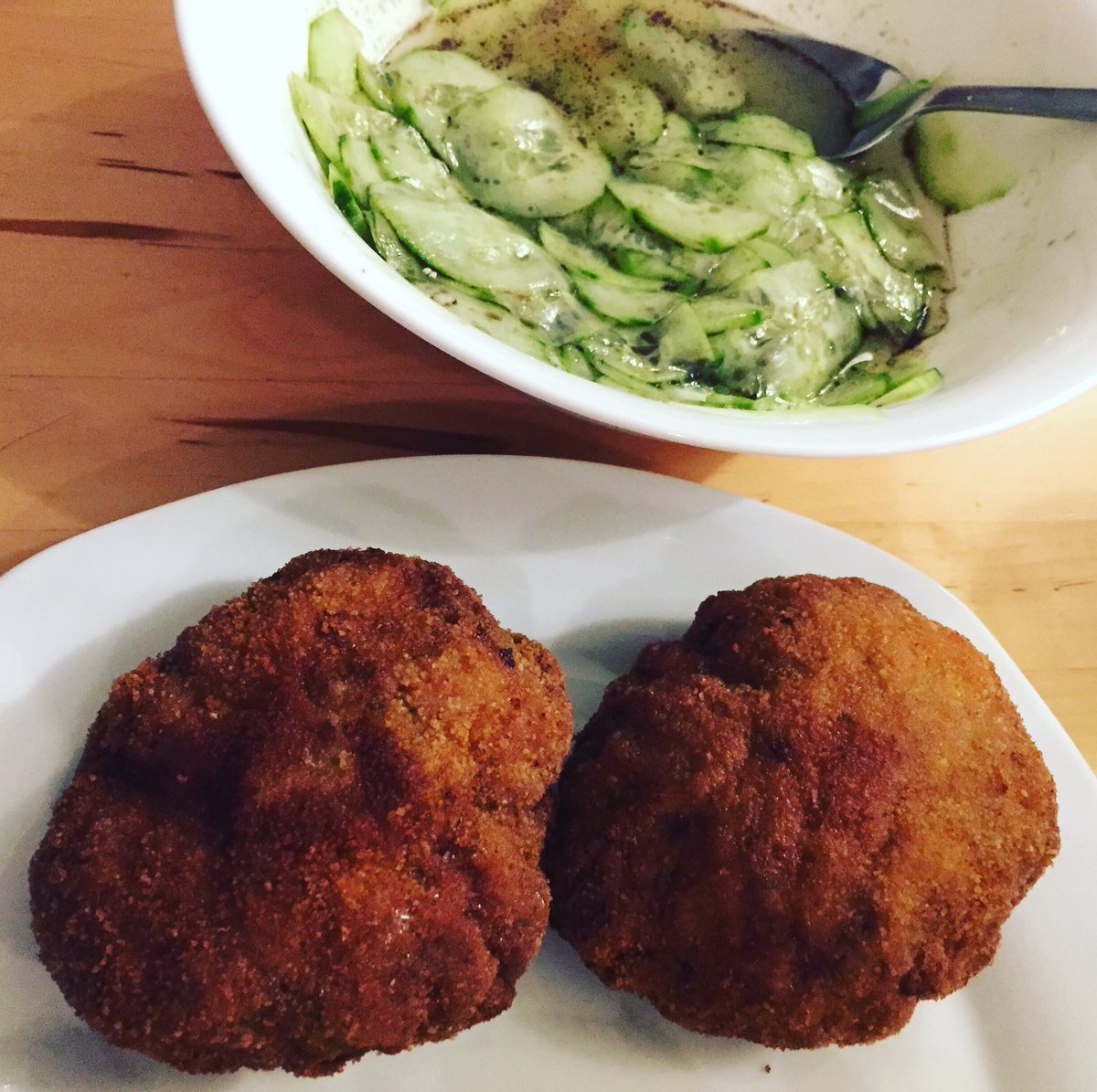 BalikoDoris's tweet photo. Einfache Dinge sind einfach die Besten ❤️
Fleischlaibchen mit Gurkensalat 
I love it 😍
#OmasRezeptesinddieBesten https://t.co/mzomTmuSQE