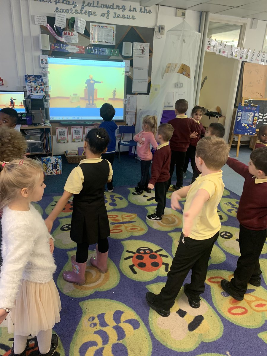 StAlbansSchool1's tweet photo. Our last #pausepoints of 2019! Ending the year with a twist. Pupils have been challenged to teach someone their learnt poses over the break. @gwylanuk  #SACPSYR #SACPSY1 #SACPSFUN https://t.co/lXdxOR25Pp