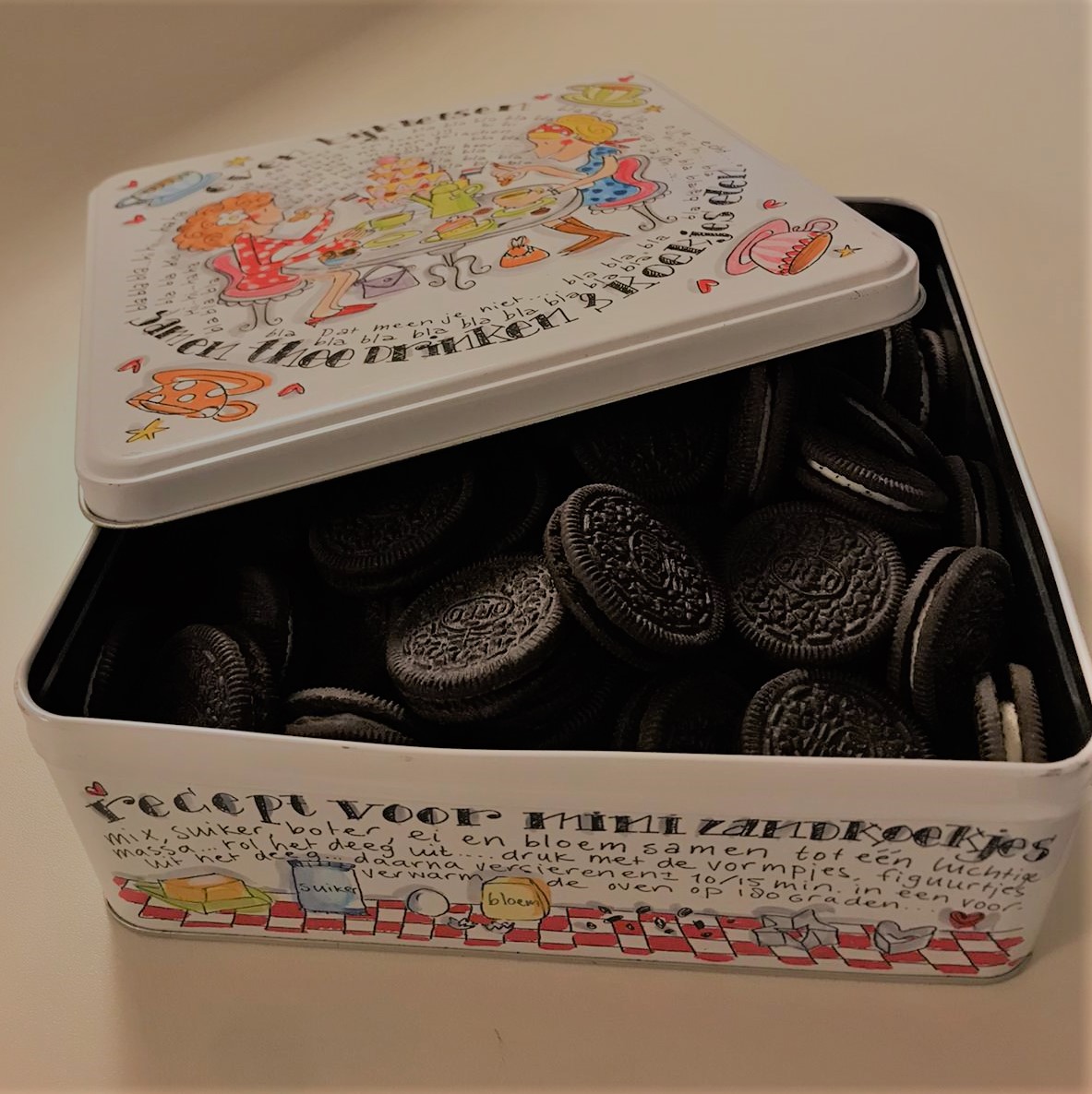 AmberWerkman's tweet photo. De laatste werkdag van het jaar afsluiten met Oreo koekjes 🍪 #experimenteelonderzoek #RUG #eatingbehaviour https://t.co/TLJtIvV3dr