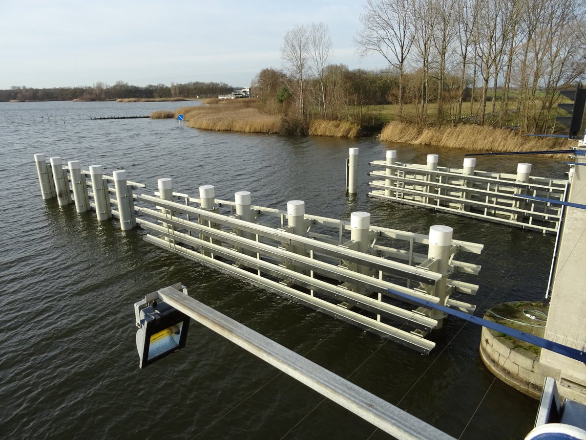 FlevoVaarwegen's tweet photo. Bij de #Elburgerbrug en de #Markenessersluis zijn de nieuwe #remmingwerken en #wachtsteigers opgeleverd. https://t.co/eX50vXCWrU