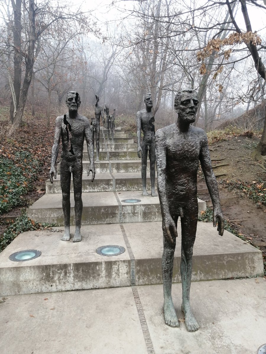 fran_lorente7's tweet photo. @VOX_Europa_ @Santi_ABASCAL @hermanntertsch Expresión gráfica del Comunismo (Comunism Memorial, Prague)

Porque el comunismo es MUERTE ☠️.
Porque el Comunismo es TERROR.
Porque el Comunismo es RUINA.

Porque en República Checa bien lo saben. Porque nosotros lo evitaremos en España 🇪🇦💪
@ivanedlm @hermanntertsch @vox_es https://t.co/Ov0Bj3Xn4v
