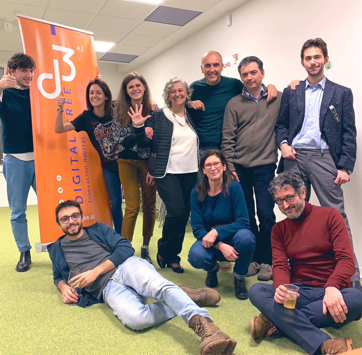 🧡 Si lavora anche durante il Christmas Party... ma insieme è tutta un’altra storia! 
Buon Natale a tutti! 🥂🎅🏻