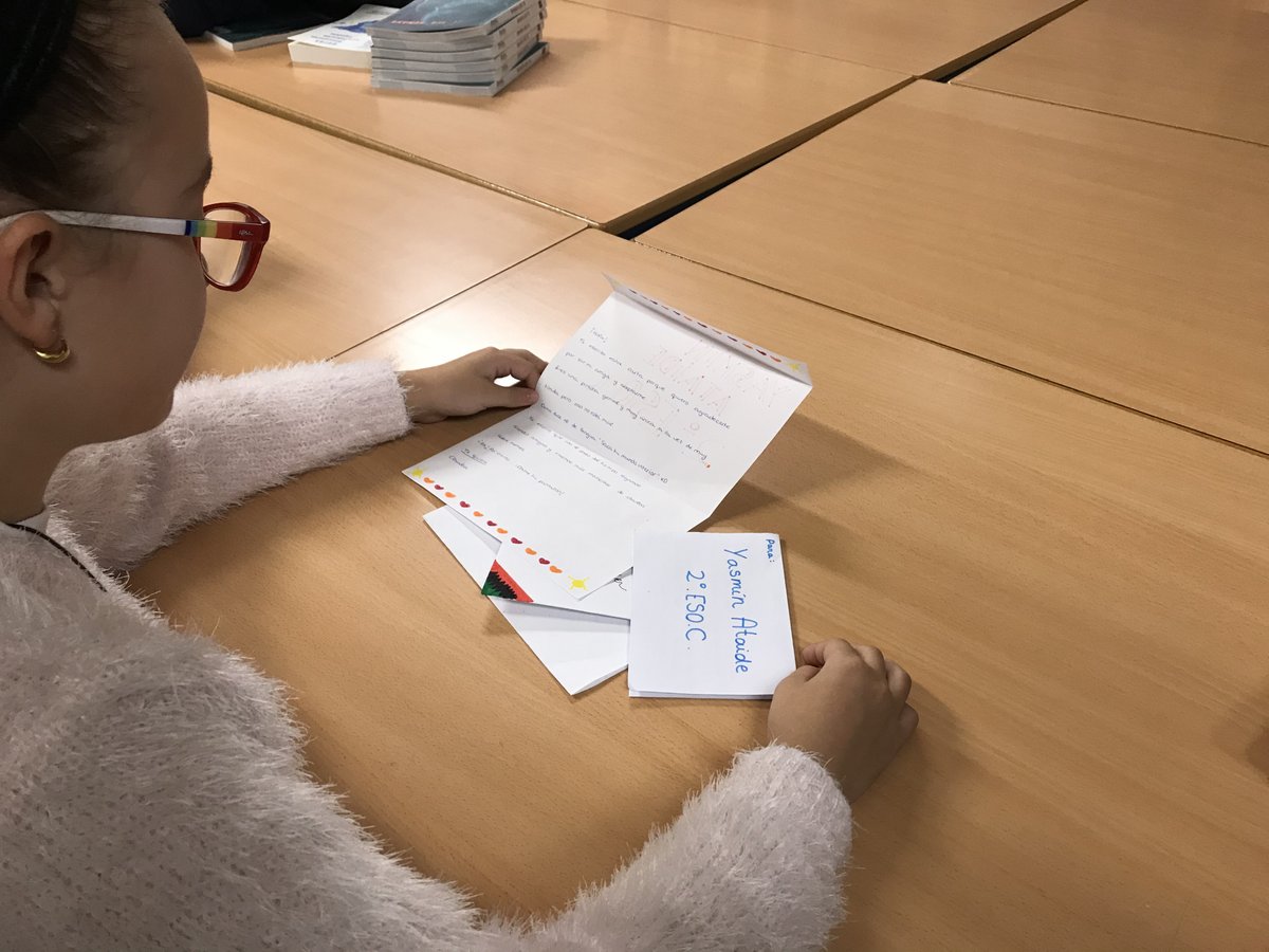 IESHnosMachado's tweet photo. Hoy es el día en el que se reparten las cartas que alumnos y profesores han escrito y echado al pozo de los agradecimientos para dar las gracias a otros compañeros por su ayuda y apoyo. Es nuestra responsabilidad formar a ciudadanos emocionalmente competentes #hnosmachadoplc https://t.co/YL2sTK7NO8