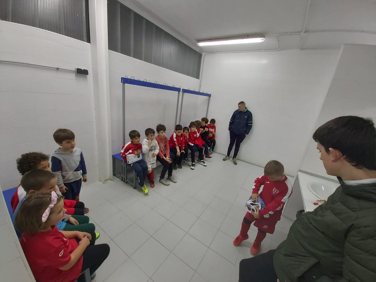 CFUllastrell's tweet photo. Amic invisible 🔴⚽️🥳🎁 https://t.co/4r2nZf1RKQ