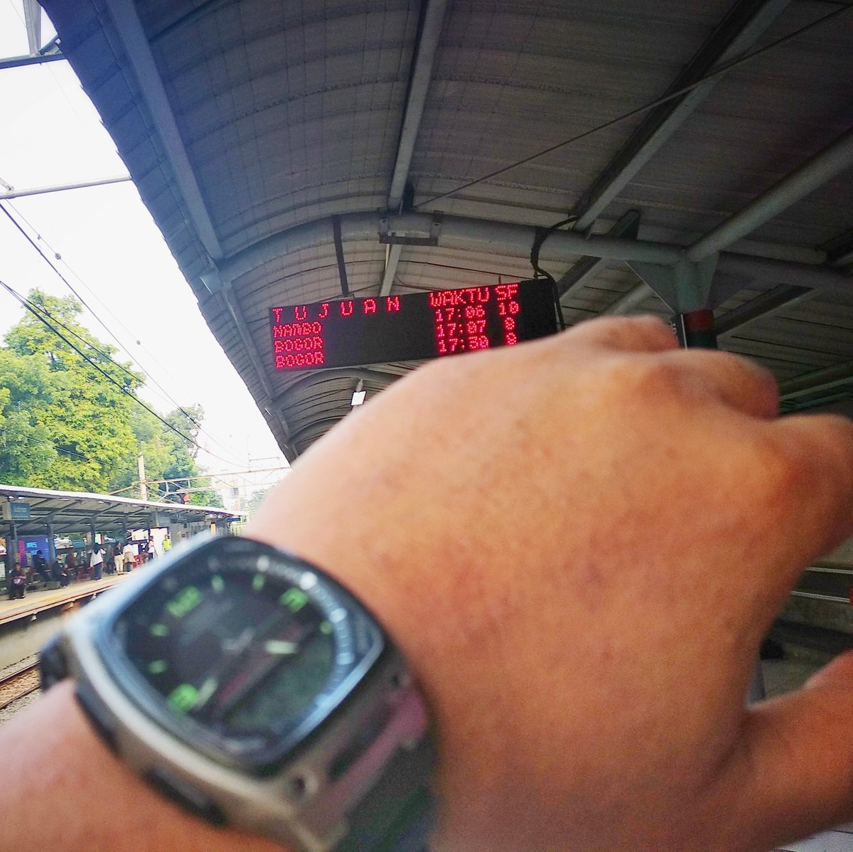 edisulistyoIII's tweet photo. @CommuterLine @CurhatKRL lama sekali waktu tunggunyaa, 20 menit ga ada kereta lewat arah Bogor di stasiun Sudirman. #commuterline #gapeka https://t.co/JqAuzclXY2