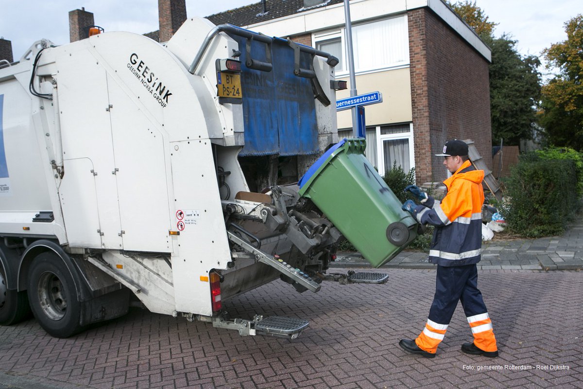 Stadsbeheer010's tweet photo. #LetOp: tijdens de #feestdagen halen wij geen afval op. Als uw huiscontainer normaal op eerste kerstdag wordt geleegd, gebeurt dat nu op dinsdag 24 december. U leest meer op https://t.co/mtkeLzn6bO #schoon #afvalophalen #verschoven https://t.co/sQqJdQ6qOS