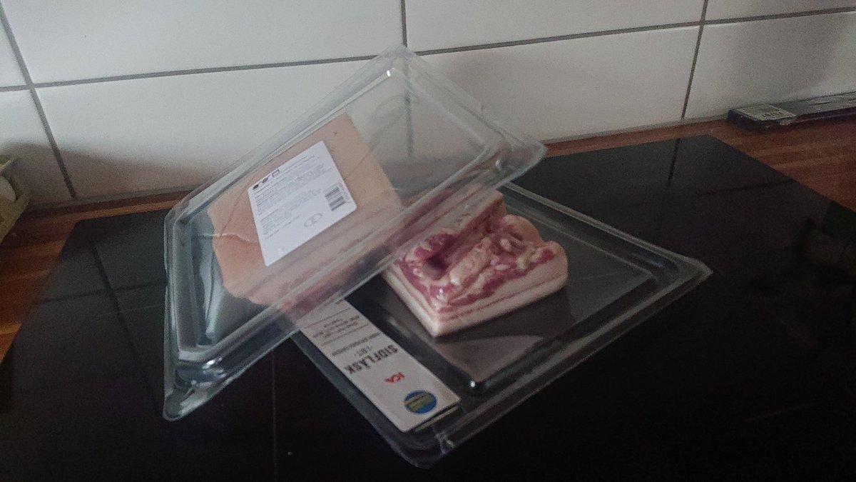 dazzathethird's tweet image. In a world where plastic is slowly being phased out, this is how my local supermarket packs its meat.
#ica #icaerikslund