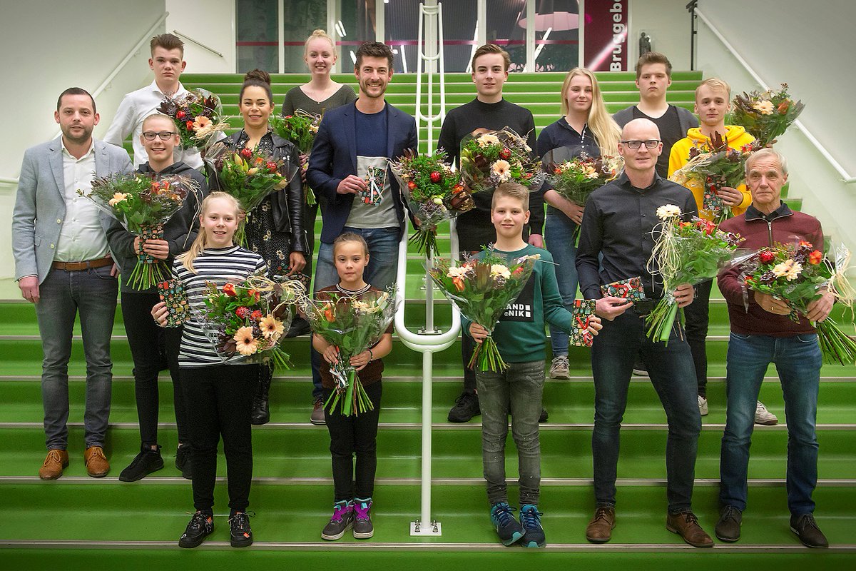 Wethouder René vd Weide heeft alle sportkampioenen van de tweede helft van 2019 gehuldigd. Er zijn 15 individuele sporters uit de gemeente Emmen het afgelopen half jaar Nederlands, Europees of zelfs Wereldkampioen geworden. Een super prestatie! Allemaal van harte gefeliciteerd!