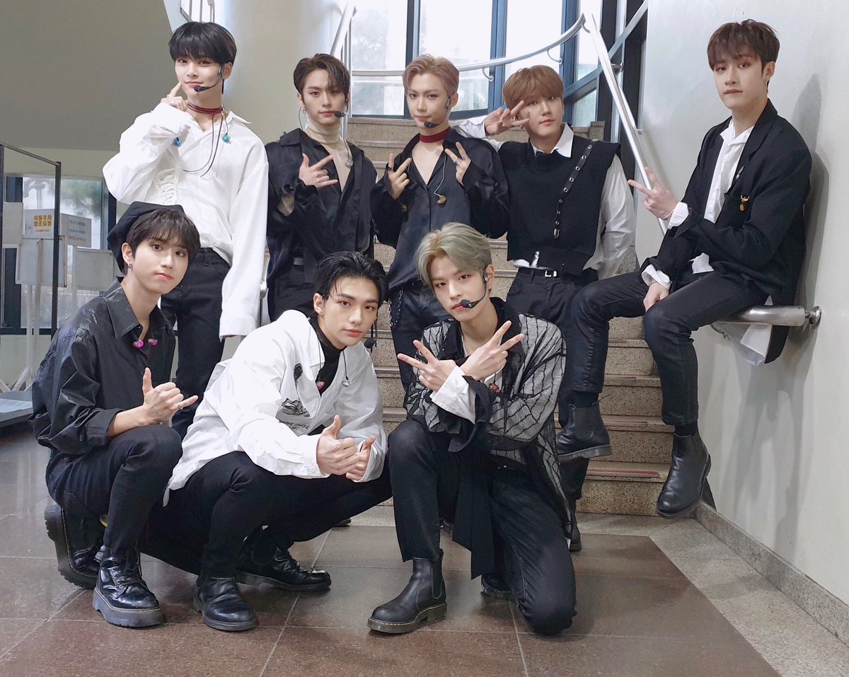 Stray_Kids's tweet photo. [스키지기]
스트레이 키즈에게 물어봤습니다☝ 
어깨 아프게 왜 짐을 그렇게 들고 있어요? 
네?
멋짐...💘😆
오늘도 심장 둠칫둠칫했던 스키즈의 바람 (Levanter)🌟 갓세븐 선배님의 '딱 좋아'를 하트뿜뿜하게 꾸민 합동무대 후 기념 사진까지~📸 멋짐 풀가동된 뮤뱅 무대들 스테이도 얼른 같이 봐요💙 https://t.co/J7rfiqBL4Y