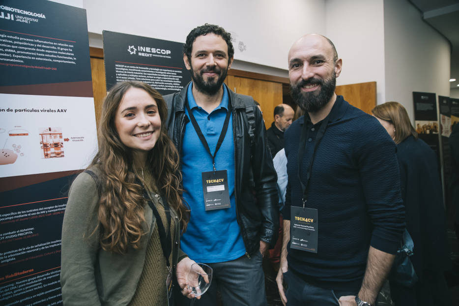 IDiBE_UMH's tweet image. Ayer nuestro agente de innovación @rpascual77 estuvo en Valencia presentando #SkinResearchPlatform en las II jornadas #TECH4CV. Gracias a la organización y a todos los compañeros. Aquí, con @martainnovacion y Francisco Cuenca Alonso. 
📸 @valenciaplaza
valenciaplaza.com/el-proyecto-te…