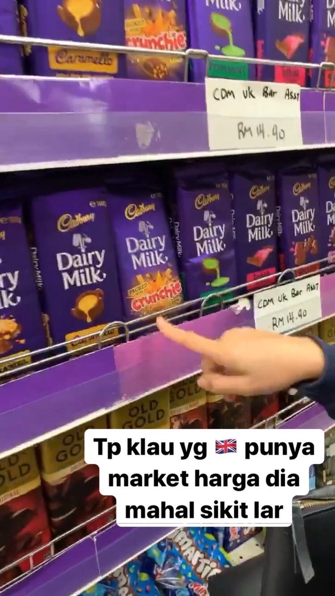 ZarulGm's tweet photo. Guys kalau korg pnggemar coklat cadbury n nk harga mur2 boleh dtg sini Pasaraya Haniffa Jln Masjid India..Ni pn tak sengaja trjumpa kedai ni 😂😂 https://t.co/6AbCsowTTT