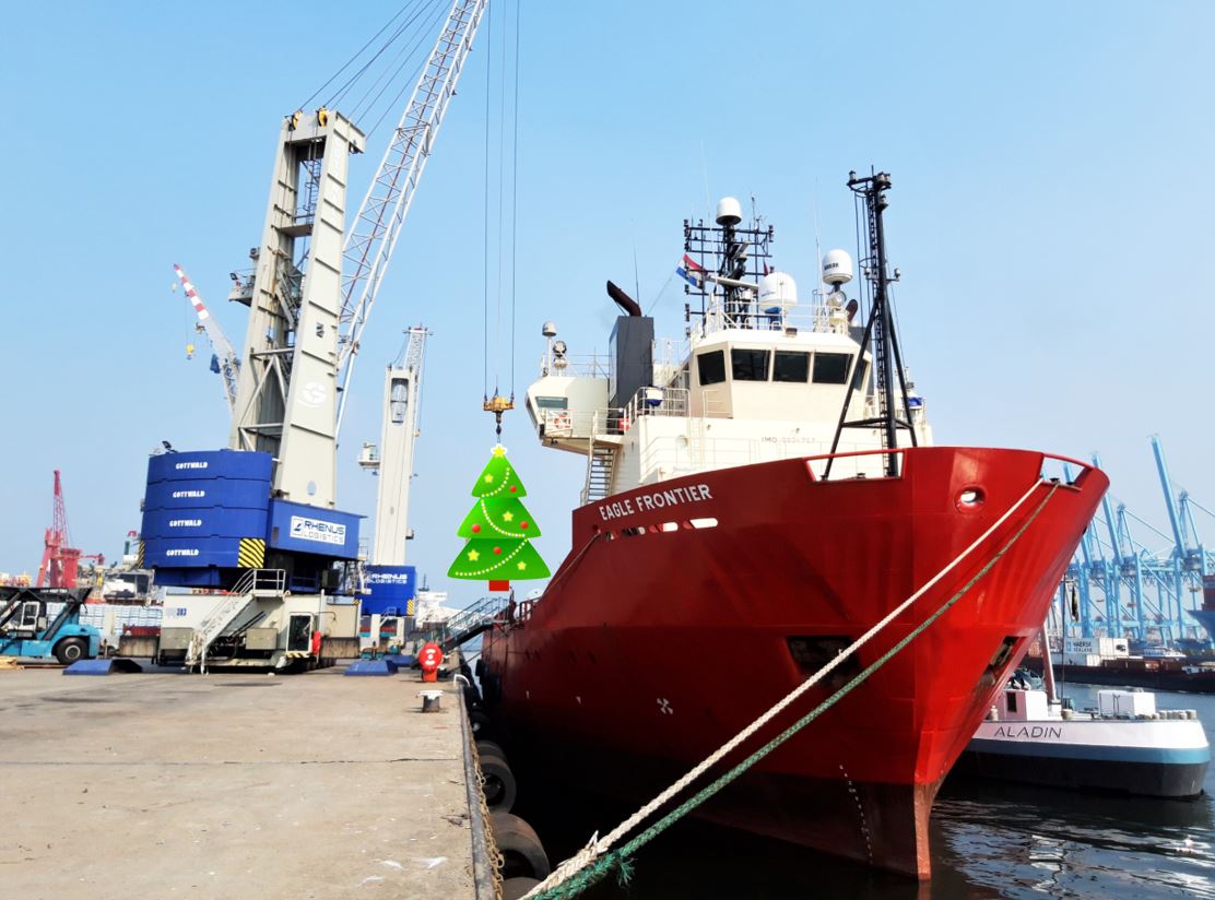 RhenusOffshore's tweet photo. *PICTURE OF THE WEEK* We can even load Christmas Trees...
With only 5 days to go until Christmas Day, The #Rhenus #Offshore team would like to wish everyone a very Merry Christmas and a Happy New Year!  We look forward to working with you in 2020
#MerryChristmas #Rhenusoffshore https://t.co/AhEn72yHif