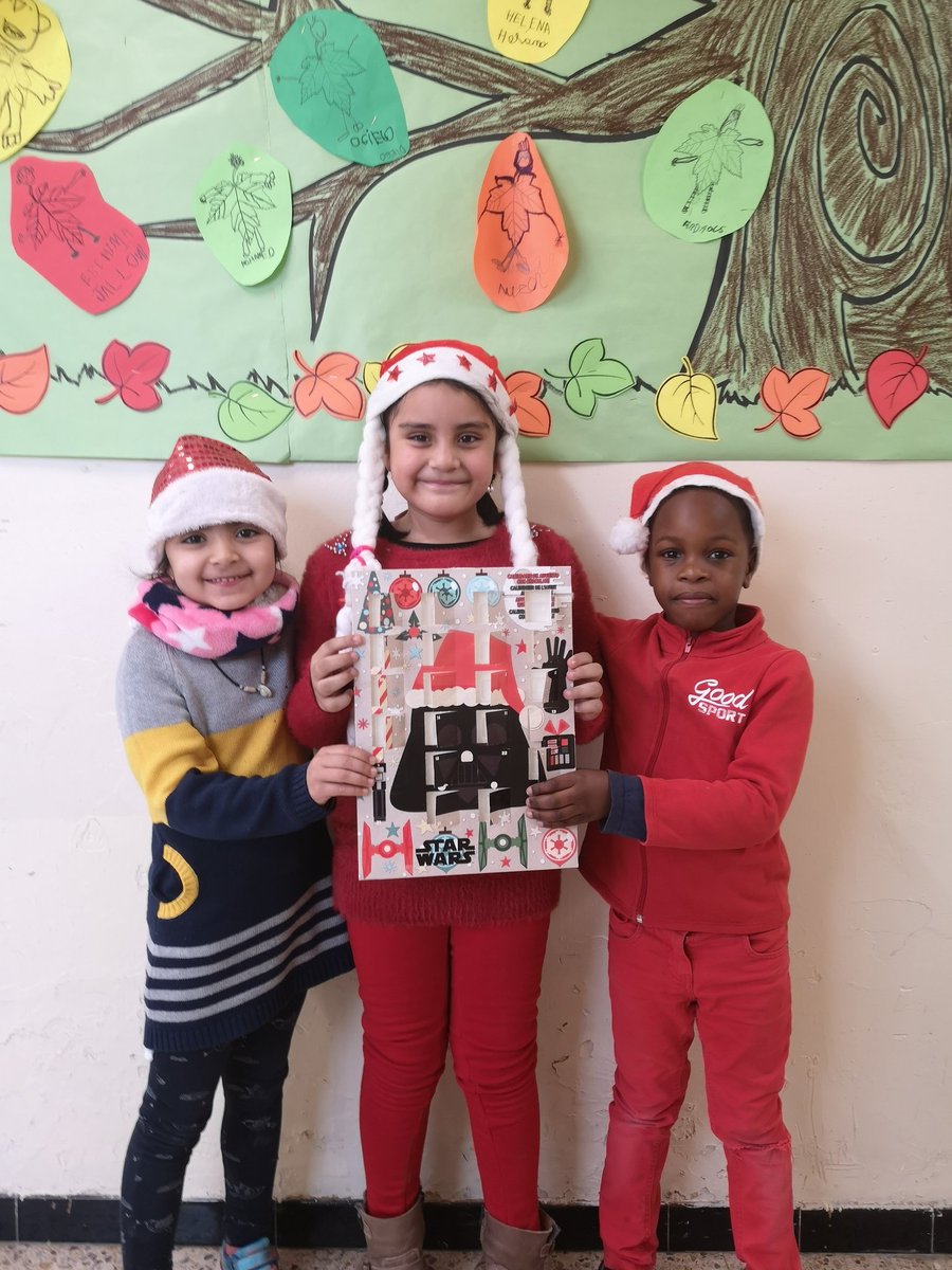 escolacusi's tweet image. Uns PapaNoels molt macos us desitgen bones festes!! 
#escolacusi #cicleinicialescolacusi #1rB #PapaNoel