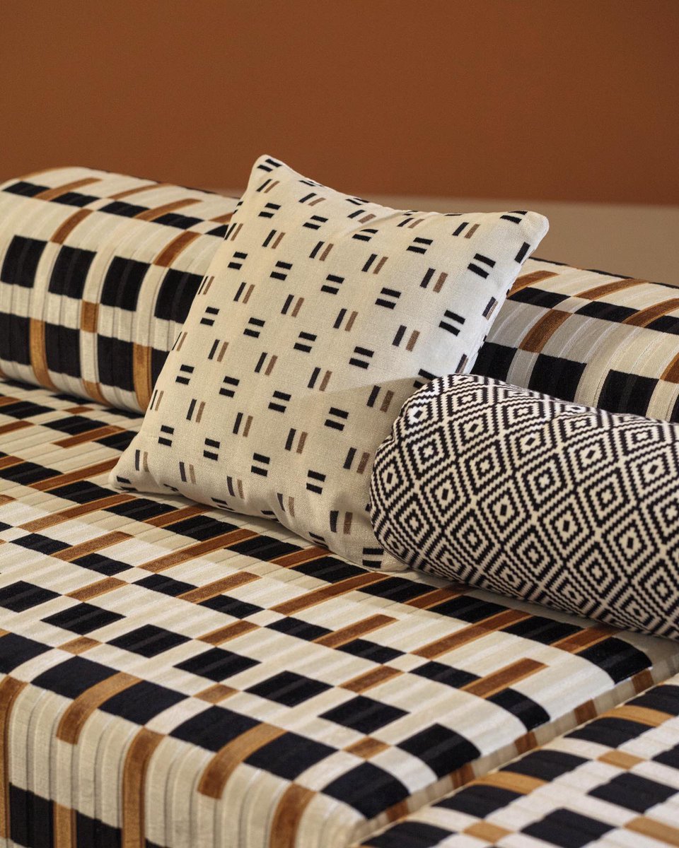 MDToilesNatur's tweet photo. Lineas rectas y geométricos. Una combinación elegante.
#rectas #geometricos #geometric #geometricart #art #sofa #cushion #telas #telasbonitas #fabrics #kirkby #mdtoilesnatur #ambient #hogar #home #interiorismo #decor #deco #decolovers #decoracion #decoration https://t.co/g2IOhlwYU2