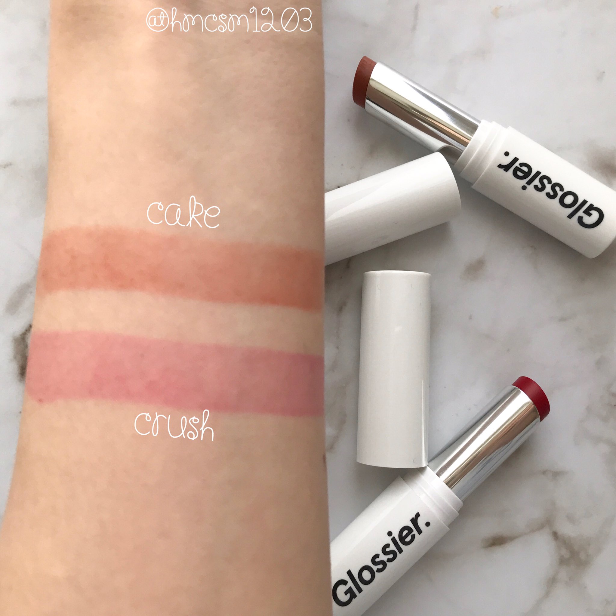あまい Glossier Generation G Cake Crush 口紅 から 化粧感 だけ引いて色味を残したような仕上がりになる不思議なリップ 可愛い色味がちゃんと付くのに抜け感が出てとてもお洒落 Tシャツとかラフな格好に合わせたら爆裂に可愛いと思う 頑張らない