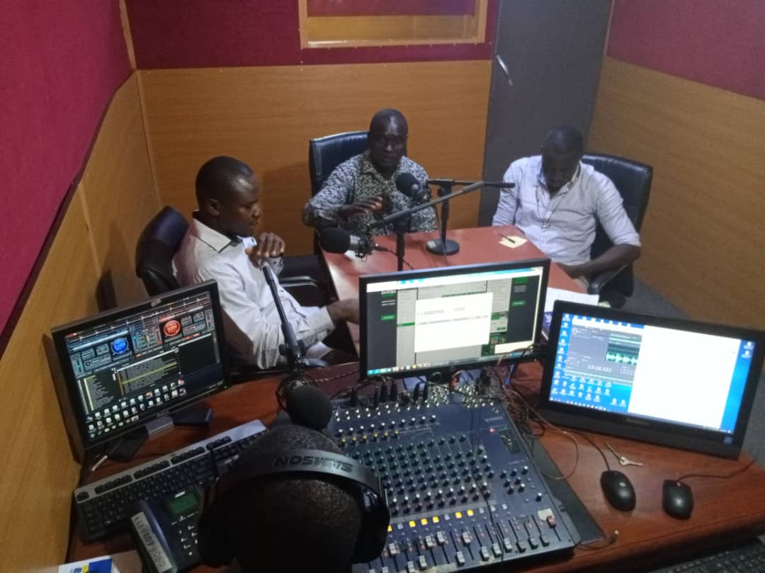 SFCGNigeria's tweet photo. Project Coordinator, Deepening #Peace in the Niger Delta - Sunny Dada, CDC Chairman Amassoama Community, Chief Ayawei and @opuwill driving conversations around raising agents of peace on @GloryFM97 Yenagoa, Bayelsa. #NigerDeltaDialogue #episode 2 https://t.co/8CAQDONLnJ