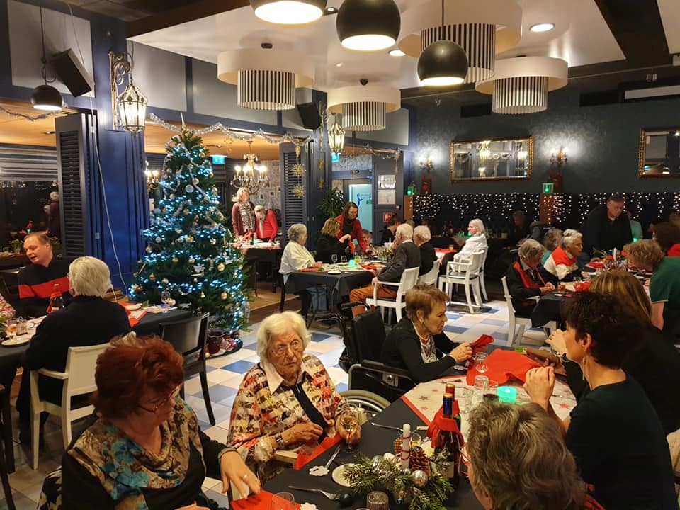 FlorenceZorg's tweet photo. Op verschillende locaties van Florence, maar ook bij ADO en Sparta hebben er kerstdiners plaatsgevonden. Bewoners hebben genoten van een heerlijke maaltijd en vooral veel gezelligheid.
#lieverflorence #florence #Ado #KPN #kerstdiners #gezellig https://t.co/OoZidJsrSG