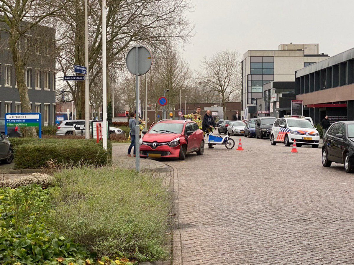 Lichtgewonde en forse schade bij aanrijding op Schonenvaardersstraat in Deventer .