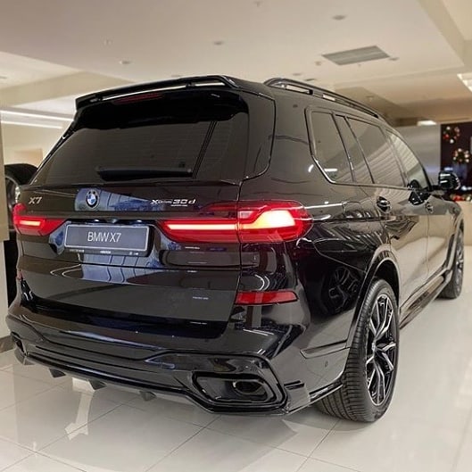 gmancarreviews's tweet photo. Seeing this car for the first time and realising that it's insanely huge was awesome. The BMW X7 30d😍 #GCR https://t.co/NKRD4Sh6Mh