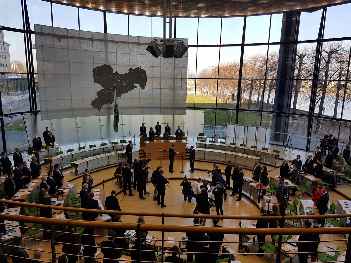 aswu2412's tweet photo. Michael Kretschmer mit 61 Stimmen zum Ministerpräsidenten von Sachsen gewählt. Schwarz-rot-grün hätte 66 Stimmen gehabt, eine Abgeordnete ließ sich entschuldigen. (aw) https://t.co/Udzb6VnDsU