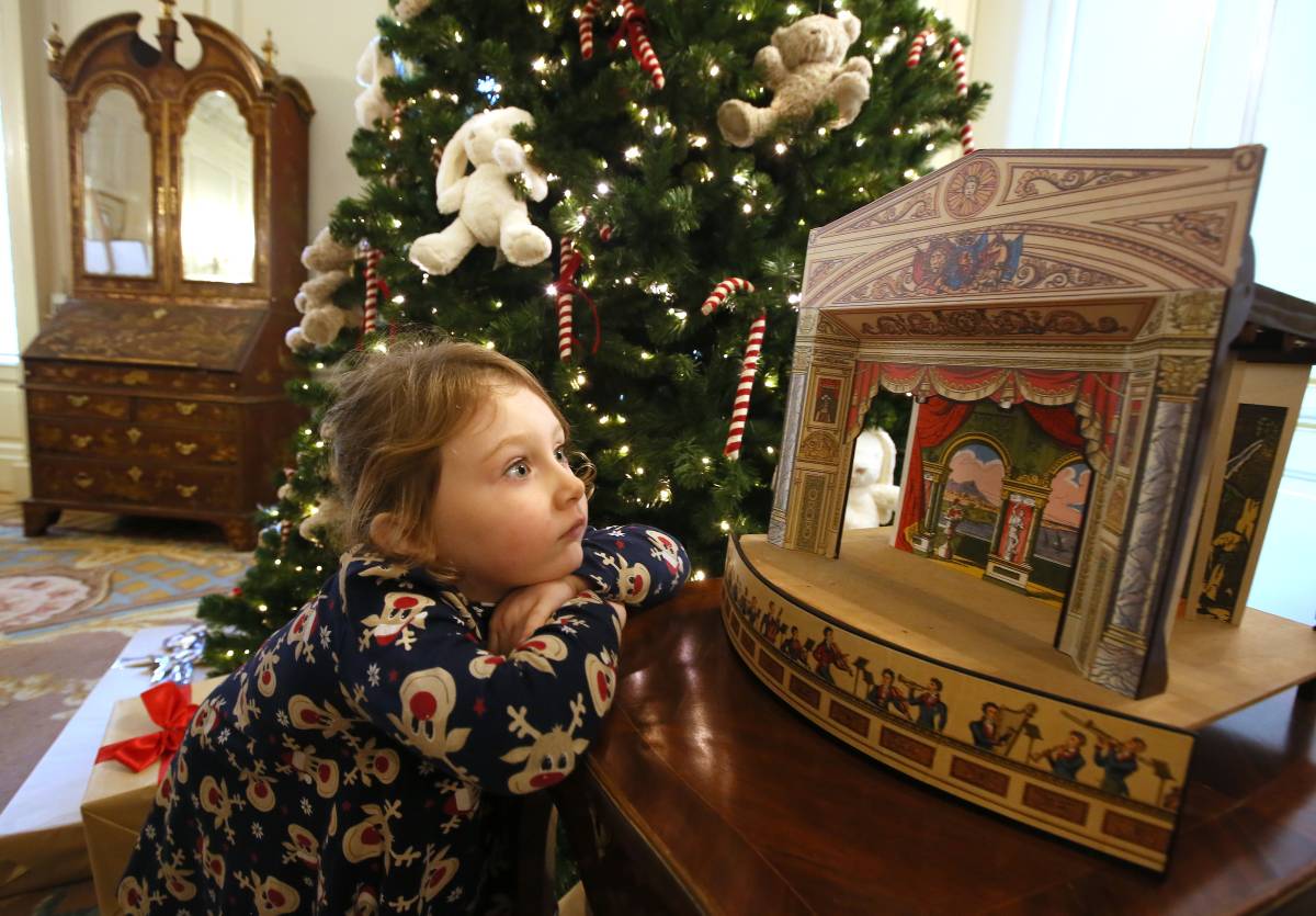 #christmasatthecastle market today 12-8 with the Victorian Carousel up and running! Music by "Songs in the Key of D" in the courtyard 5.30-7.30. Free entry to the State Apartments and Chapel Royal from 6, meet characters from The Nutcracker and see the Neapolitan Crib!