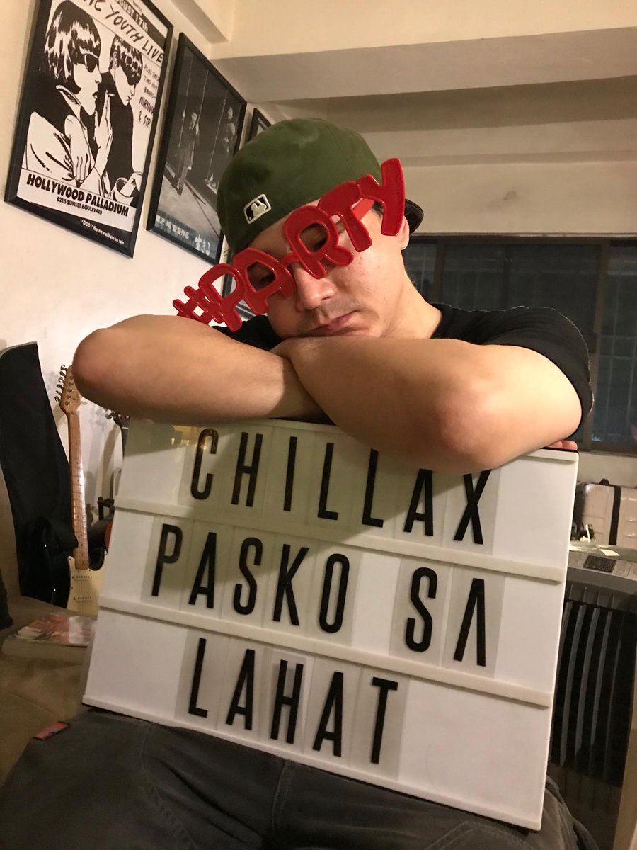 Bertwrite's tweet photo. 'Wag malongcot! Tayo'y makakapag-#ChillaxRadio, Radio, Radio na namang muli! 

Samahan kami nina @lourddv sa gabi ng kuwentuhan, musikahan at food tripan ngayong Sabado, alak-9pm, sa @RadyoSingko 92.3 News FM! 

Basta after ng aming mga ninong ng @techsabado, kapatid... https://t.co/sltooOeB5v