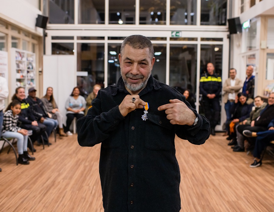 staedion's tweet photo. Hassan zet zich al twintig jaar dag en nacht in voor #Transvaal. Hij werd tijdens de uitreiking van een koninklijke onderscheiding in het zonnetje gezet. https://t.co/MeU2UwvbYb https://t.co/4wlnrPfOOn