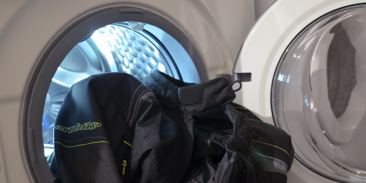 motocompano's tweet photo. 🚩 Better be sure, that your clothing is clean and no nasty surprises are coming up soon. 😅
But please note, that all #protectors should be removed before washing. For extra care, you can clean SAS-TEC protectors by hand.

motocompano. Supported by SAS-TEC.

Werbung/Advertising https://t.co/Cvp6LySkGo