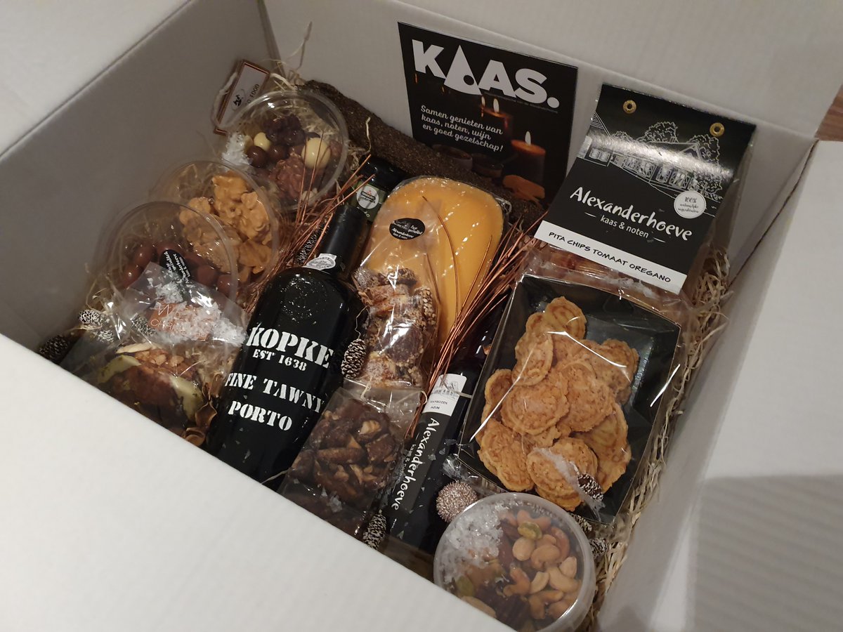 En 2019 is alweer bijna voorbij.. We hebben nog één heel mooi kerstpakket te vergeven. 😀 Laat ons weten wie dit pakket goed kan gebruiken en dan sturen we deze op! DM bij persoonlijke info aub. 

Fijne kerst en een voorspoedig 2020 iedereen! 🎄 🎆