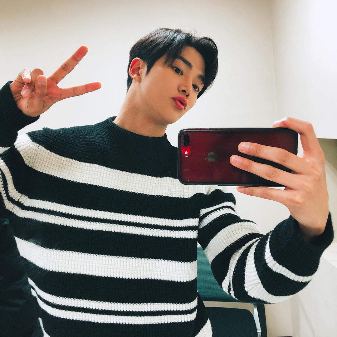 infodrakor_id's tweet photo. Uluh uluh miror selfie ala anak kekinian 😅💜

#Rowoon https://t.co/WYWhHbyepD