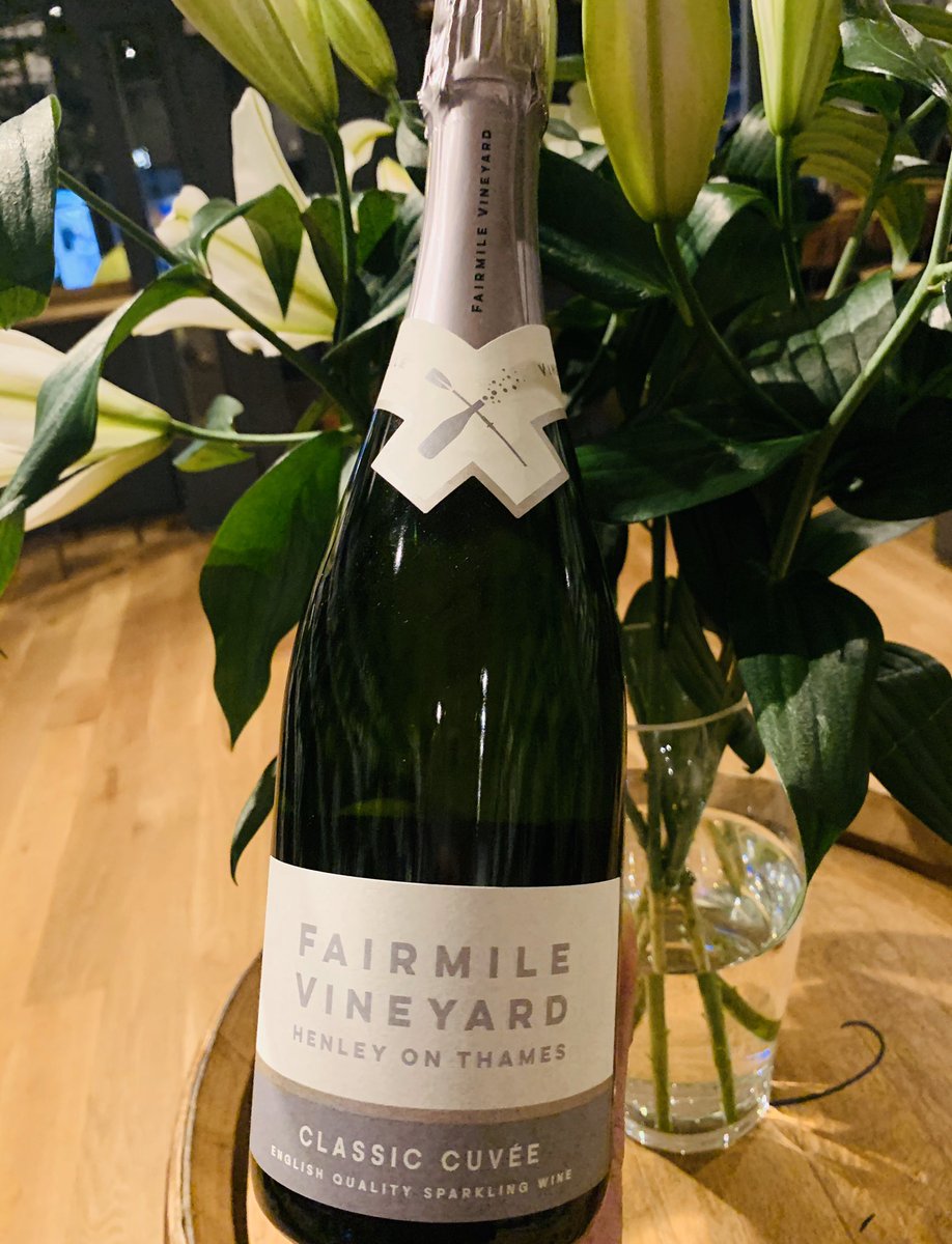 thegoodwineshop's tweet photo. On pour tomorrow (Saturday) at #Chiswick! Jan from @HenleyFizz will be showing their wonderful English Sparkling wines 1-4pm All welcome! #wine #christmaswine https://t.co/ZPuDENjYlc