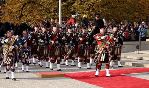 UisgeSource's tweet photo. Delighted to be featured in this exquisite limited edition presentation box created to help raise funds for the Cameron Highlanders to support serving and past members of the Regimental Family. (1/3) https://t.co/iDdMVbIiYX