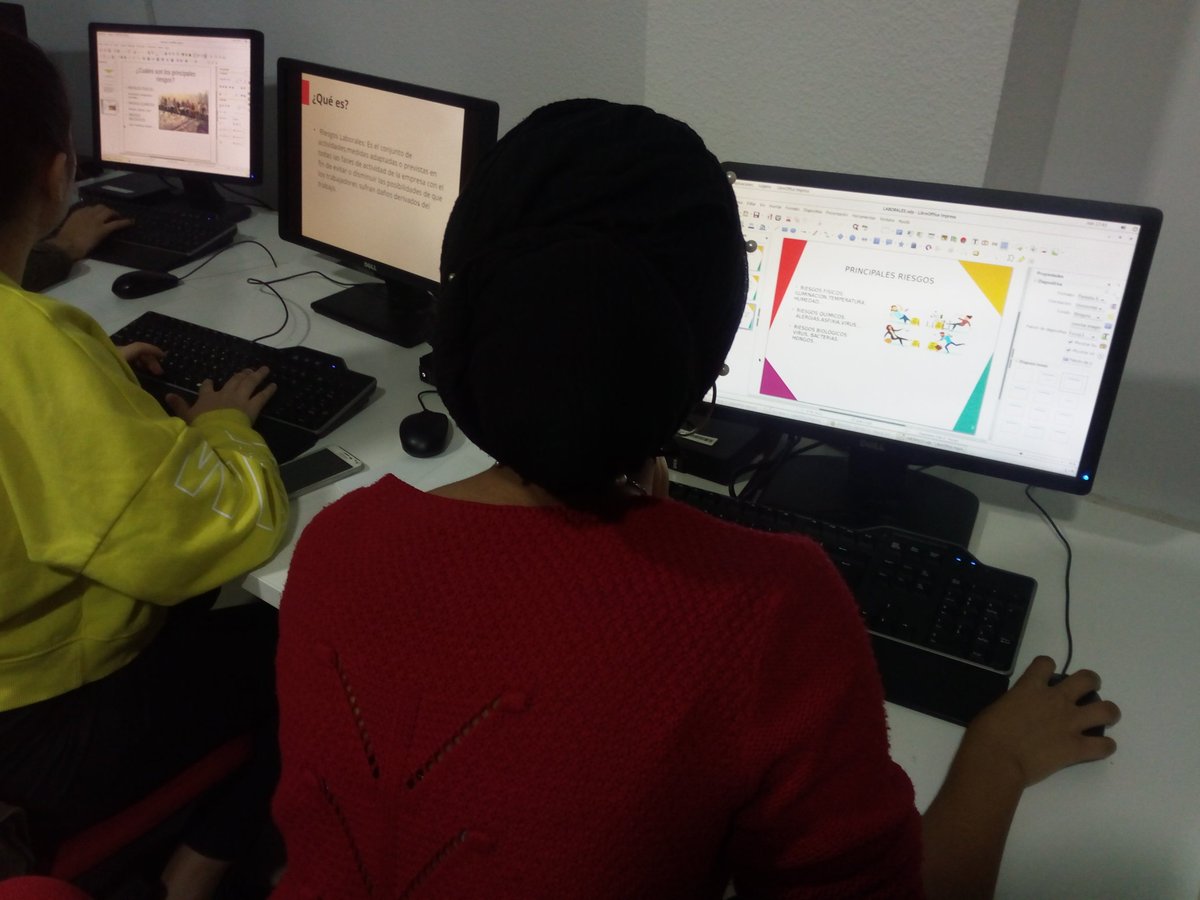 PuntoVuelaPuche's tweet photo. Esta semana hemos aprendido a realizar presentaciones para nuestros trabajos de clase, con las chicas de #FPB del IES Río Andarax. #TICs #ElPuche #Juventudformada https://t.co/YNP81vwXfa