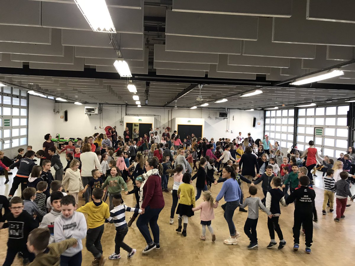 EcoleEcouche's tweet photo. Quand les 231 élèves de l’école se regroupent pour le traditionnel bal de fin d’année: danses, rondes, bonne humeur et cadeaux 🎁 au programme. #intercycles #partage https://t.co/i95yQVTkZG