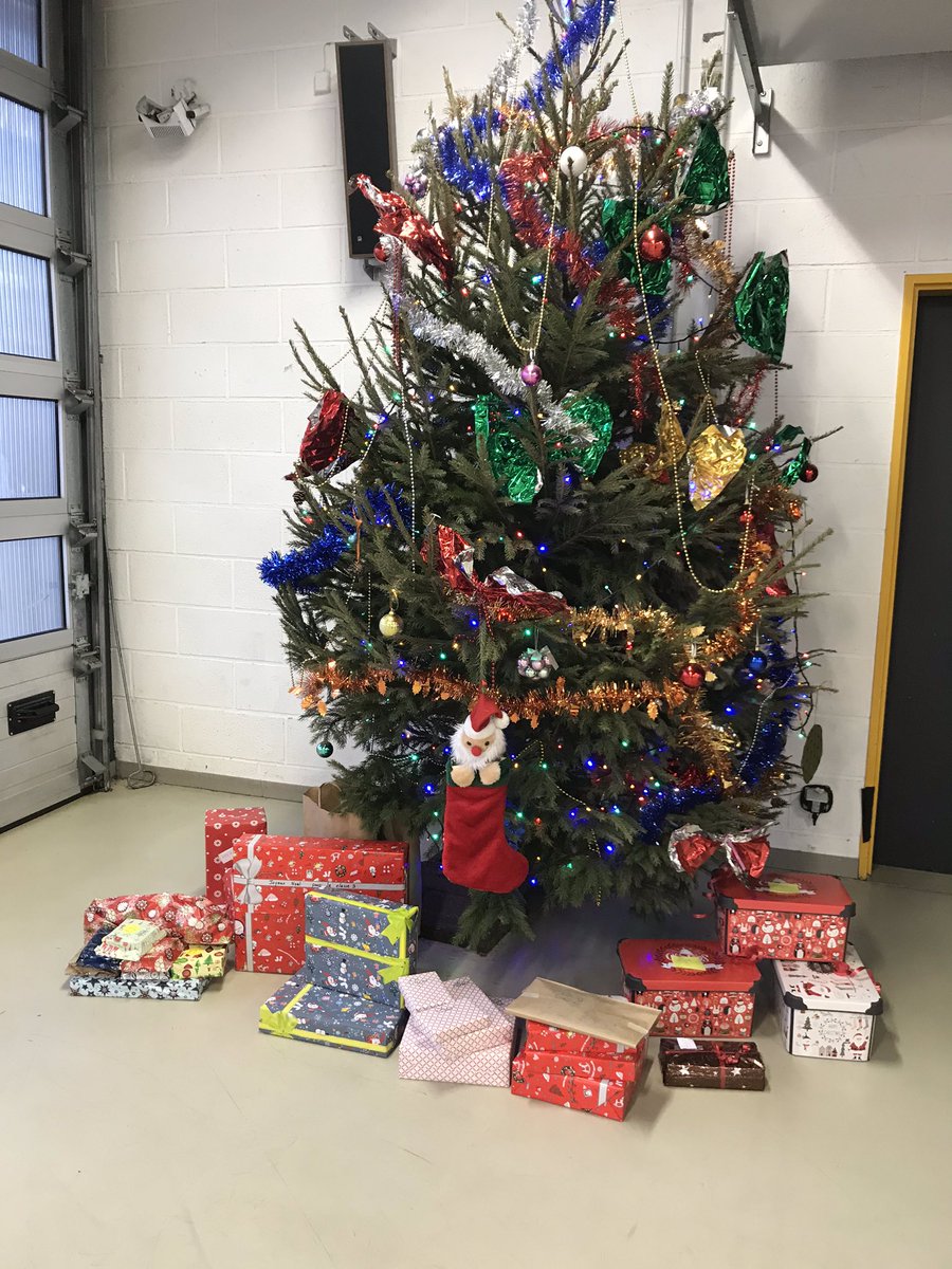 EcoleEcouche's tweet photo. Quand les 231 élèves de l’école se regroupent pour le traditionnel bal de fin d’année: danses, rondes, bonne humeur et cadeaux 🎁 au programme. #intercycles #partage https://t.co/i95yQVTkZG