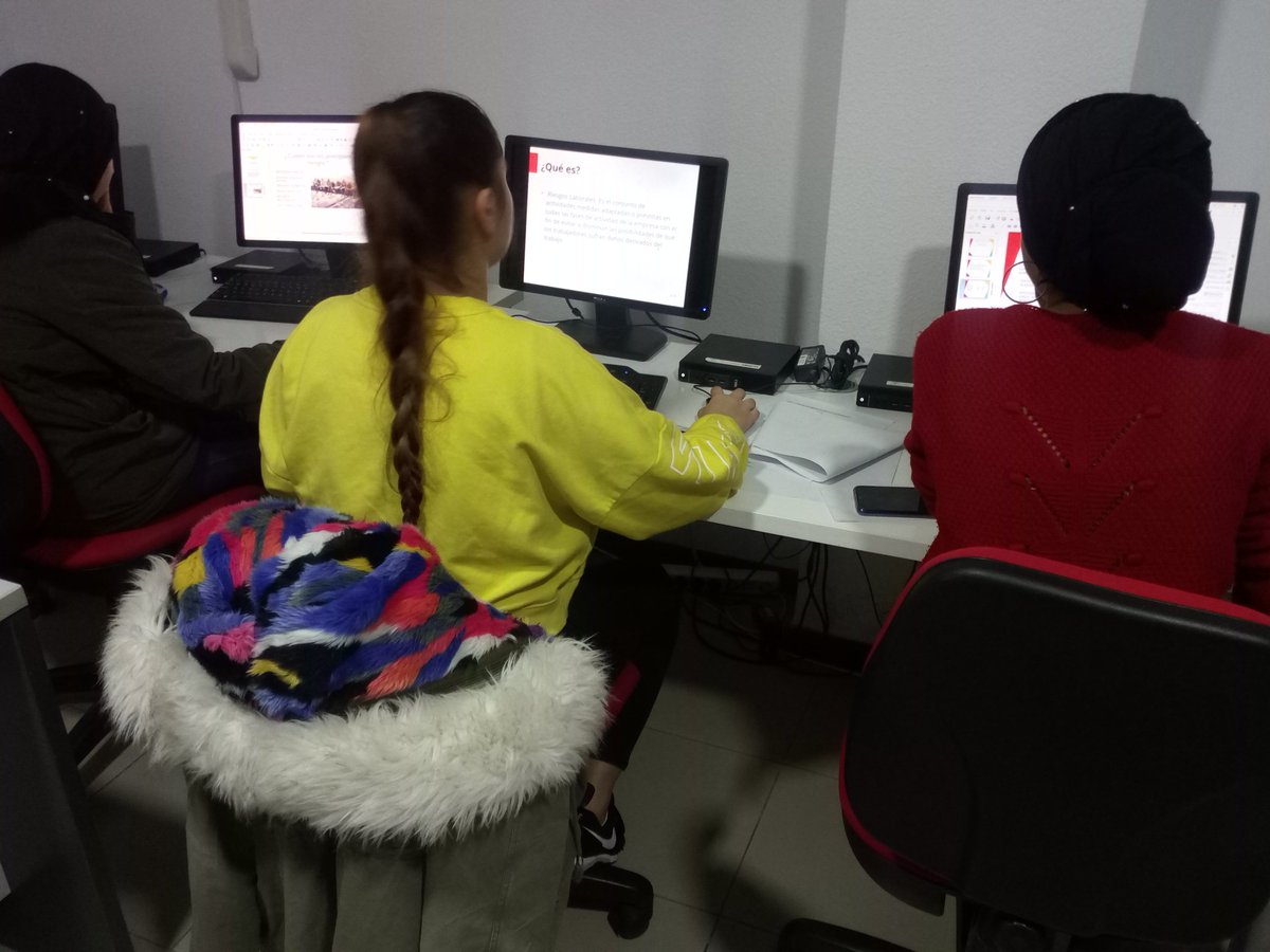PuntoVuelaPuche's tweet photo. Esta semana hemos aprendido a realizar presentaciones para nuestros trabajos de clase, con las chicas de #FPB del IES Río Andarax. #TICs #ElPuche #Juventudformada https://t.co/YNP81vwXfa