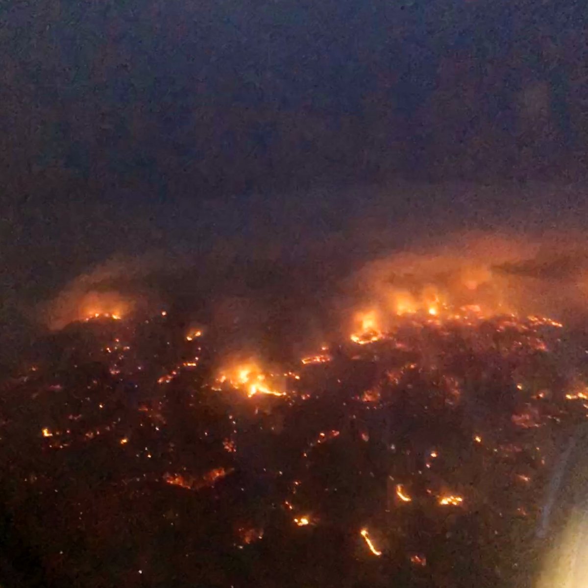 ktrimpie's tweet photo. Flying in over the burning Adelaide Hills. Just devastating. #AdelaideHeatwave https://t.co/hXC5rnUuEX