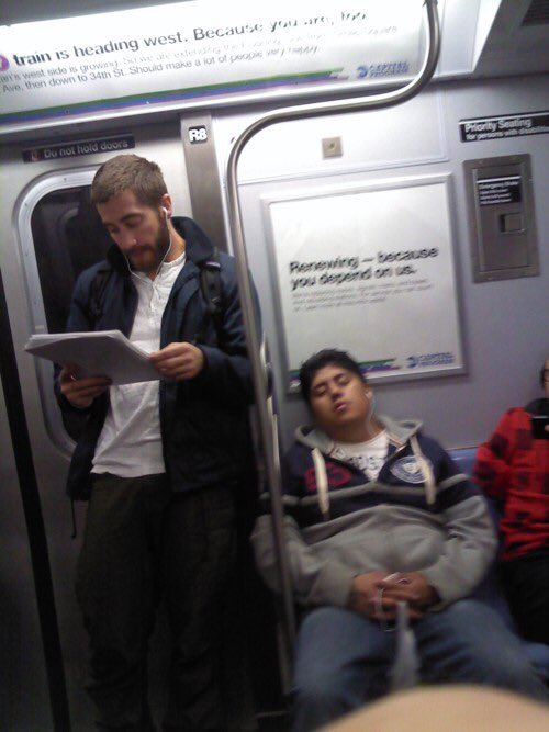 JeremyMarque's tweet photo. Jake Gyllenhaal lisant son script dans le métro New-Yorkais. Rien de plus normal 😊 #cinema https://t.co/vPSWtP48NM