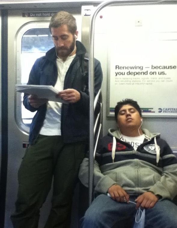 JeremyMarque's tweet photo. Jake Gyllenhaal lisant son script dans le métro New-Yorkais. Rien de plus normal 😊 #cinema https://t.co/vPSWtP48NM