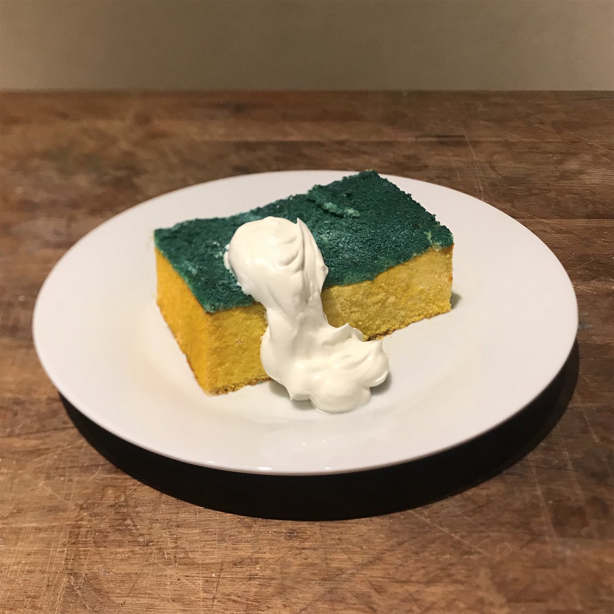 緑と黄色のケーキを重ねたら想像以上に スポンジケーキ ができた 脳が食べ物と認識してくれない Togetter