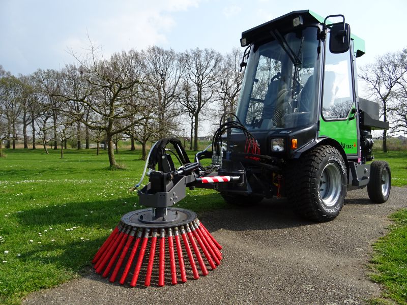 jeanheybroek's tweet photo. Jean Heybroek continueert de exclusieve distributie van LM Trac werktuigdragers voor België, Nederland en Luxemburg. 
Lees voor meer informatie het persbericht: https://t.co/s7UhmKhXQM #jeanheybroek #lmtrac https://t.co/BixQwFY1cs