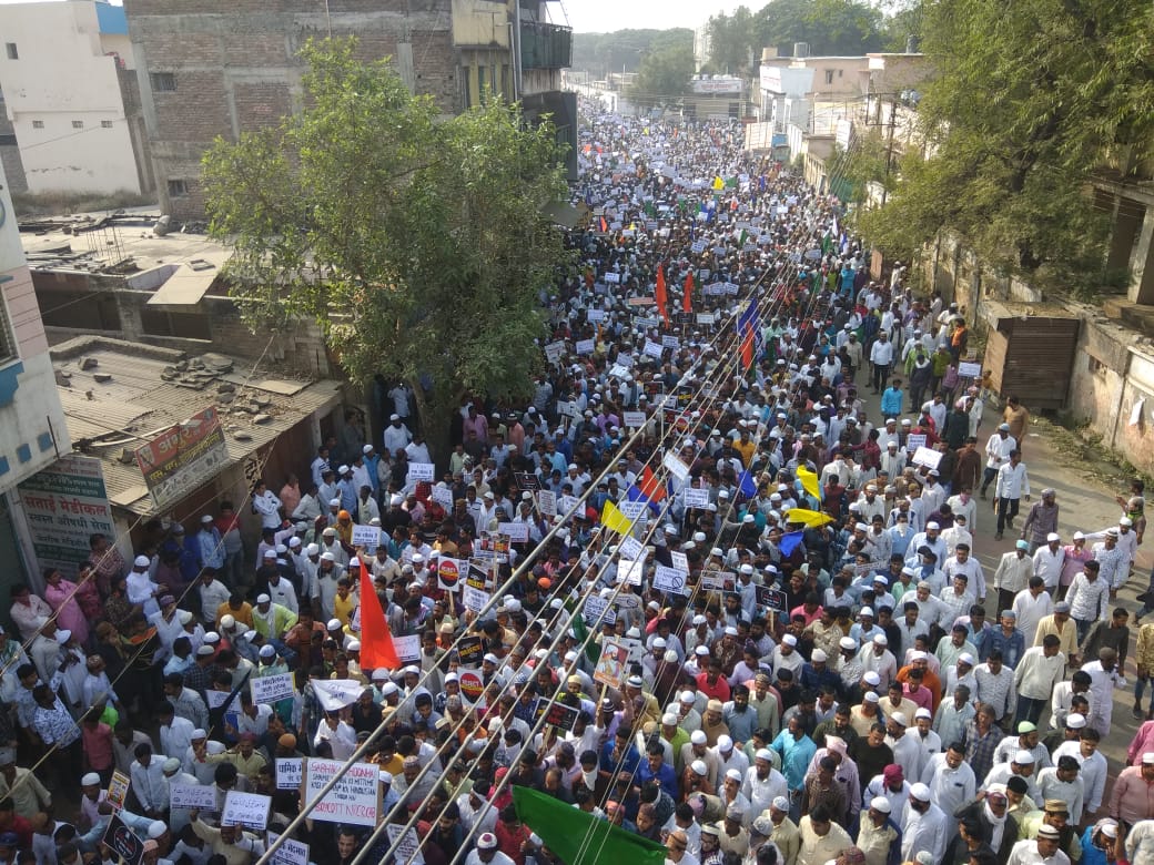 sdamerofficial's tweet photo. This is how civilised society protests.Massive,effective yet peaceful in #Parbhani Maharashtra. #CAA_NRC_Protests #CABProtest #CAAProtest #IndiaAgainstCAA_NRC #ParbhaniProtest #CABPolitics #CABBill2019 @writesalman @anwarbmm @RaafidShahab @asadowaisi @Shehla_Rashid @UmarKhalidJNU https://t.co/EI7EvYWPHu