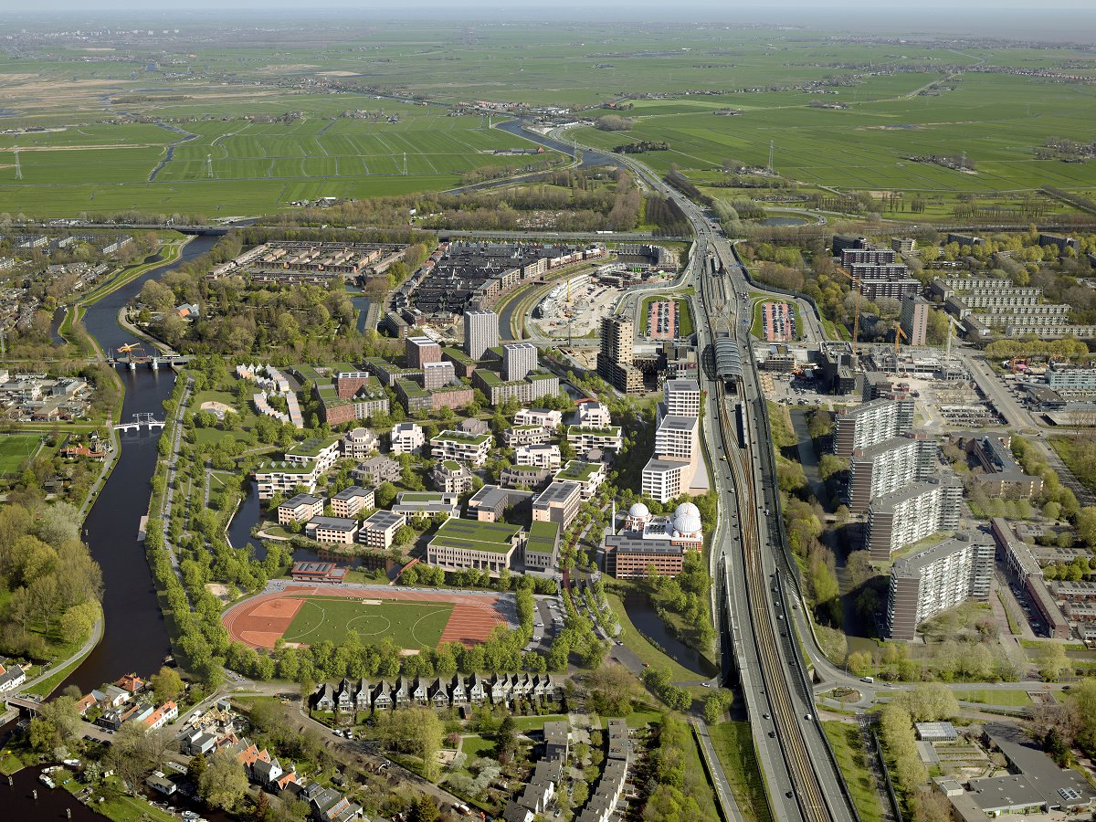 1800 woningen erbij voor Amsterdam. Co Stor, ambtelijk opdrachtgever bij <a href="/AmsterdamNL/">Gemeente Amsterdam</a>: “We zijn verheugd dat we met AM, <a href="/Blauwhoed/">Blauwhoed</a>, en <a href="/Ymere/">Ymere Nieuws</a> goede afspraken hebben vastgelegd over de realisatie en planning van nagenoeg alle woningen. Lees meer: tiny.cc/yowvhz