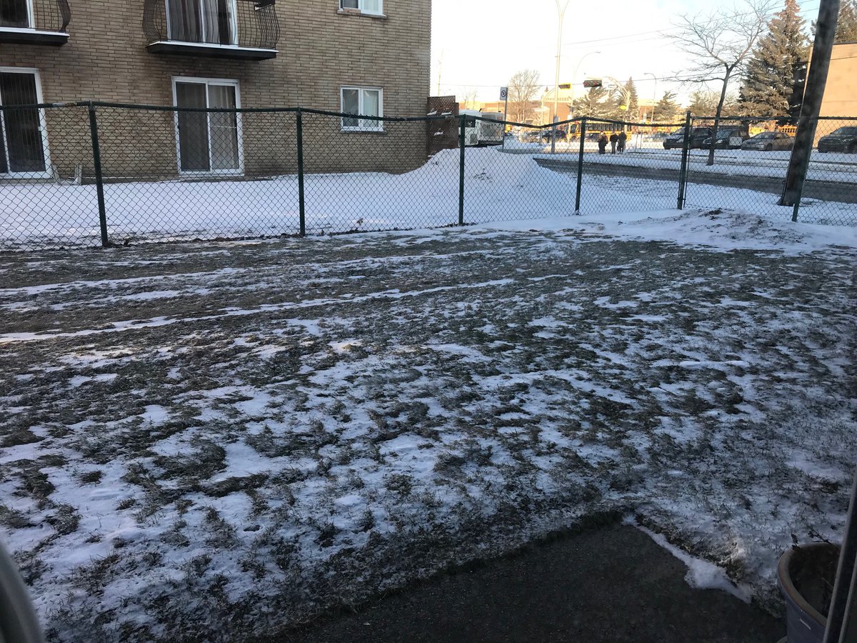 C’est incroyable, il y a de la neige qui c’est accumulé partout autour de chez-moi SAUF...  dans ma cour !😜