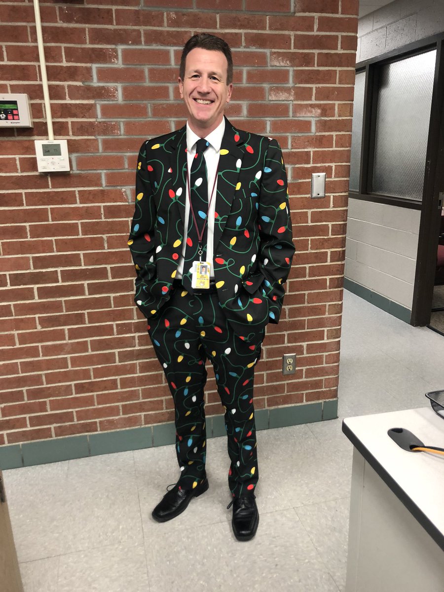 1ProudWildcat's tweet photo. Mr.Beem is wishing you a bright and happy holiday! Enjoy your break! https://t.co/ZzUa6JoGDF