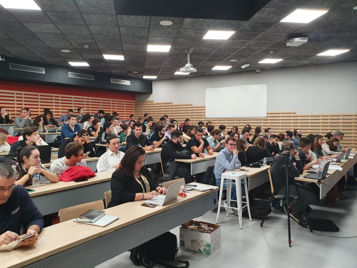 isenmed's tweet photo. Les pitchs ont commencé !
100 étudiants mobilisés pour améliorer le bien-être à l'hôpital grâce aux nouvelles technologies : objectif, en 3 minutes, résumer 1 problématique, 5 jours de travail, 1 solution.
#garageweek #jury
Merci à @Kontron @wavestoneFR et @CHToulonLaSeyne https://t.co/Kc9HEcAIcK