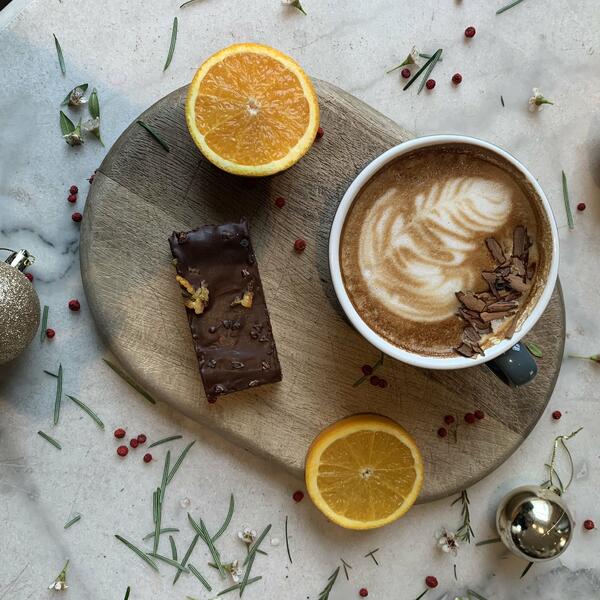 Have you tried our Gingerbread Latte? ☕️ Perfectly served alongside a delicious slice of chocwork orange 😋 #FridayFeeling #ChristmasTreat