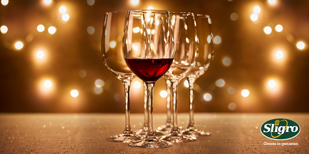 sligro's tweet photo. Pak uit met kerst! 🍷 Zaterdag 21 en zondag 22 december ontvang je bij aankoop van een minimale besteding van €200,- een doos met zes Schott Zwiesel wijnglazen classico t.w.v. €25,95 geheel gratis. Op = op! Meer weten? Ga naar: https://t.co/QanZK4f3jp #kerst #wijn #sligro https://t.co/6WF8vPm5j3