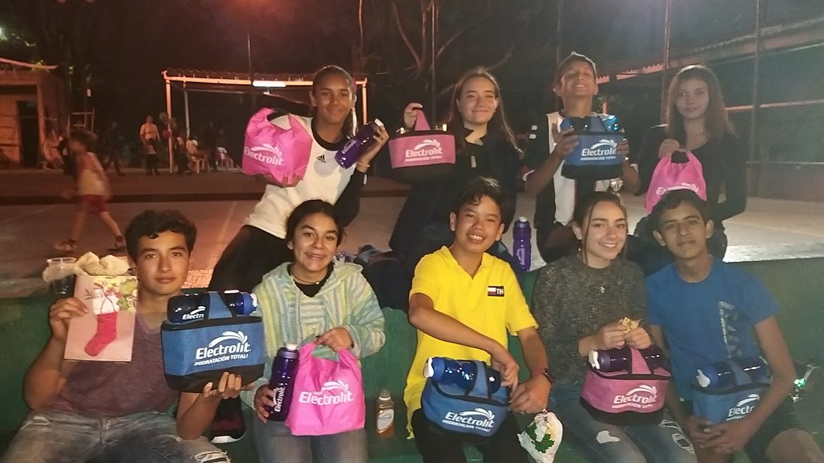 SMG_GALAN's tweet photo. La posada de #electrasvb un rato agradable con los y las jugadores.
Gracias @Electrolit por el apoyo y los presentes para todos ellos. https://t.co/0FYqI6O40p